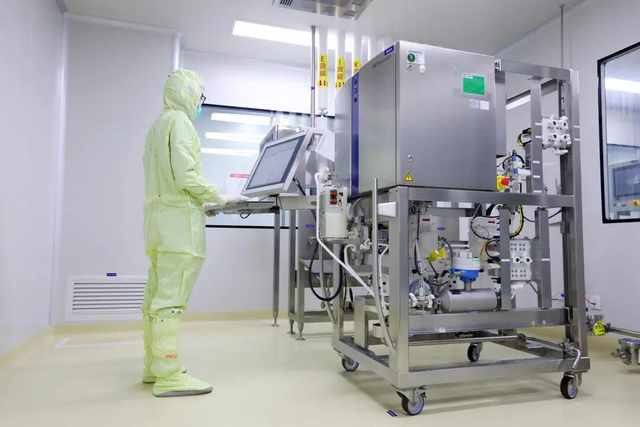 在石药明复乐生产车间的层析间内，下游纯化操作员正在操作层析系统。受访者供图
